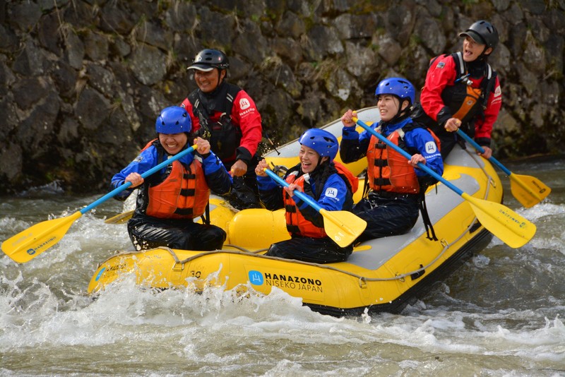 HANAZONOラフティングを楽しむ人々