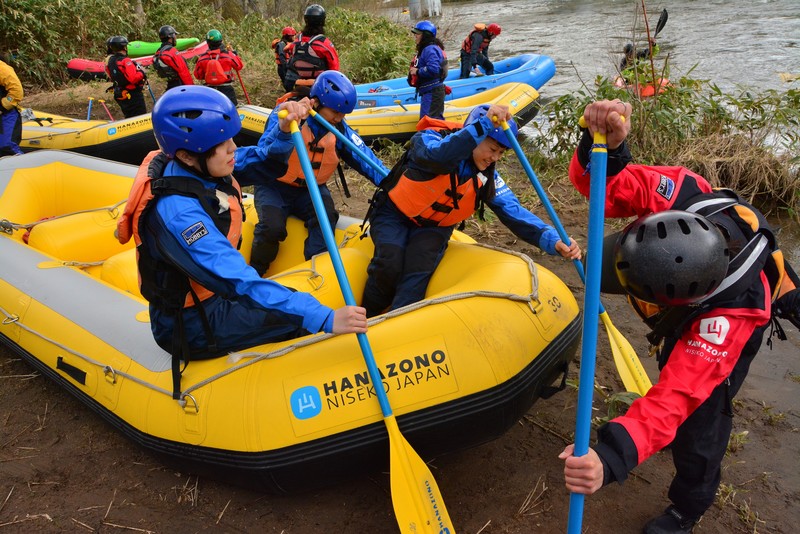 ラフティングに出発する前にオールの漕ぎ方を習う