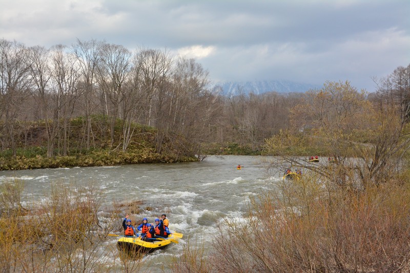 尻別川とラフティングボート