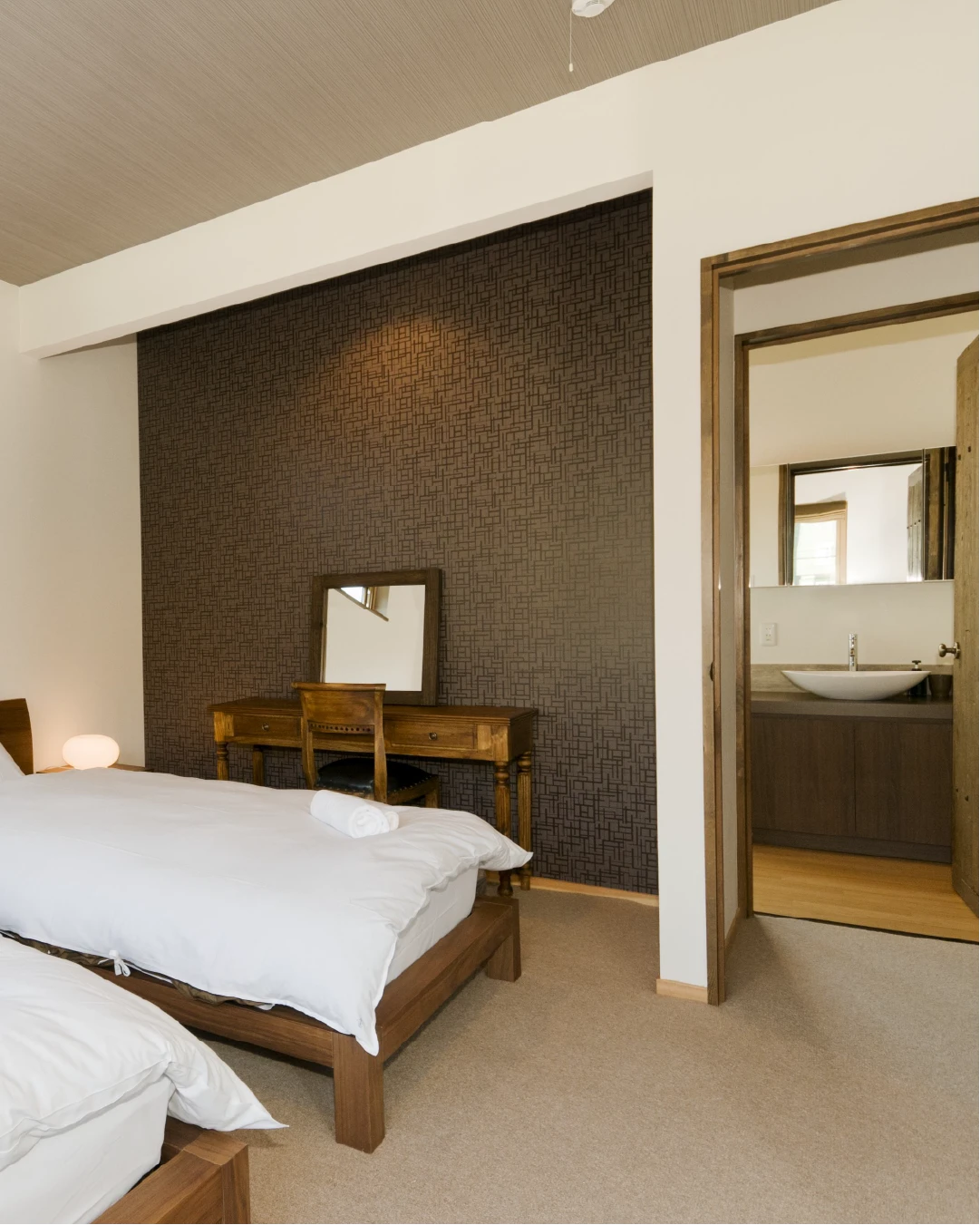 Hana And Jo 4x5 1080x1350 Bed2