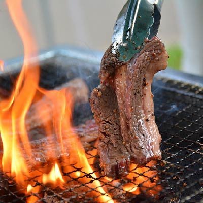 BBQでグリルされる肉