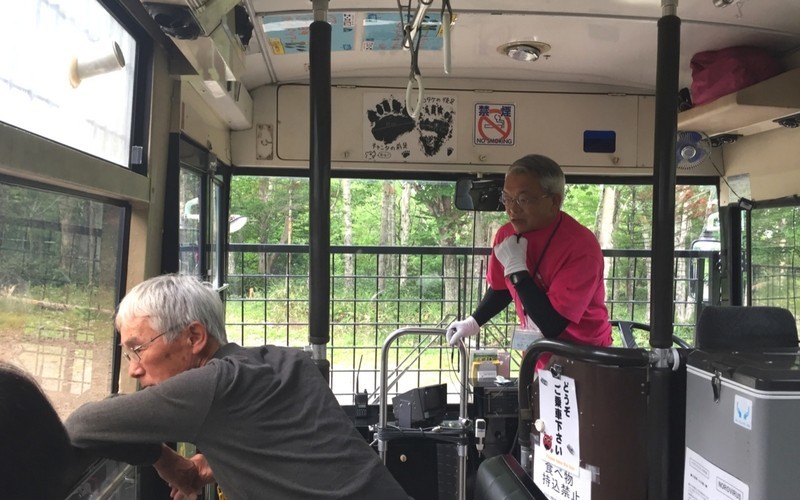 熊の説明をするベアマウンテンのバスの運転手さん