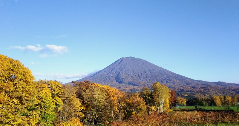 秋のアンヌプリから眺める羊蹄山