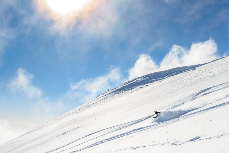 powder skiing in niseko