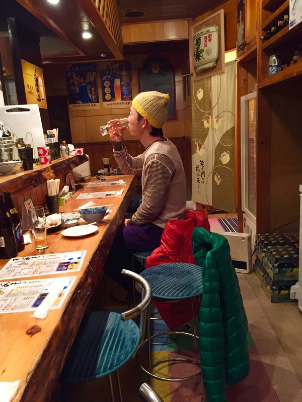 居酒屋ヒンナで飲む人