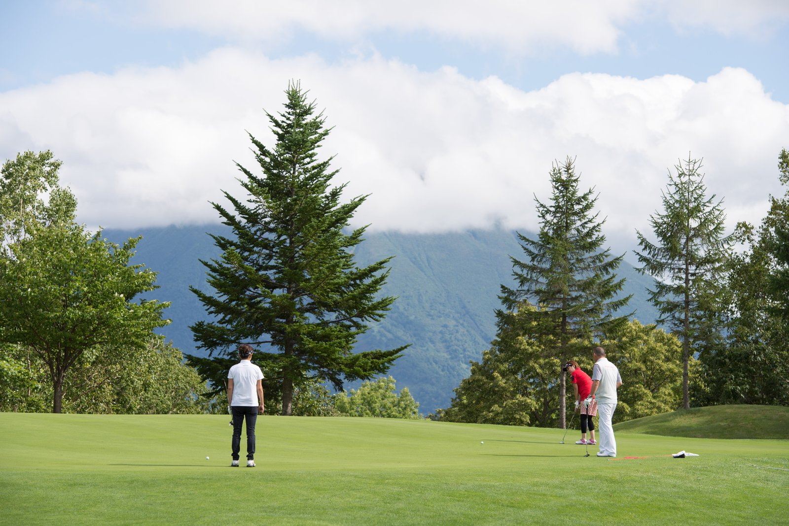 ニセコHANAZONOゴルフでプレイを楽しむ男女