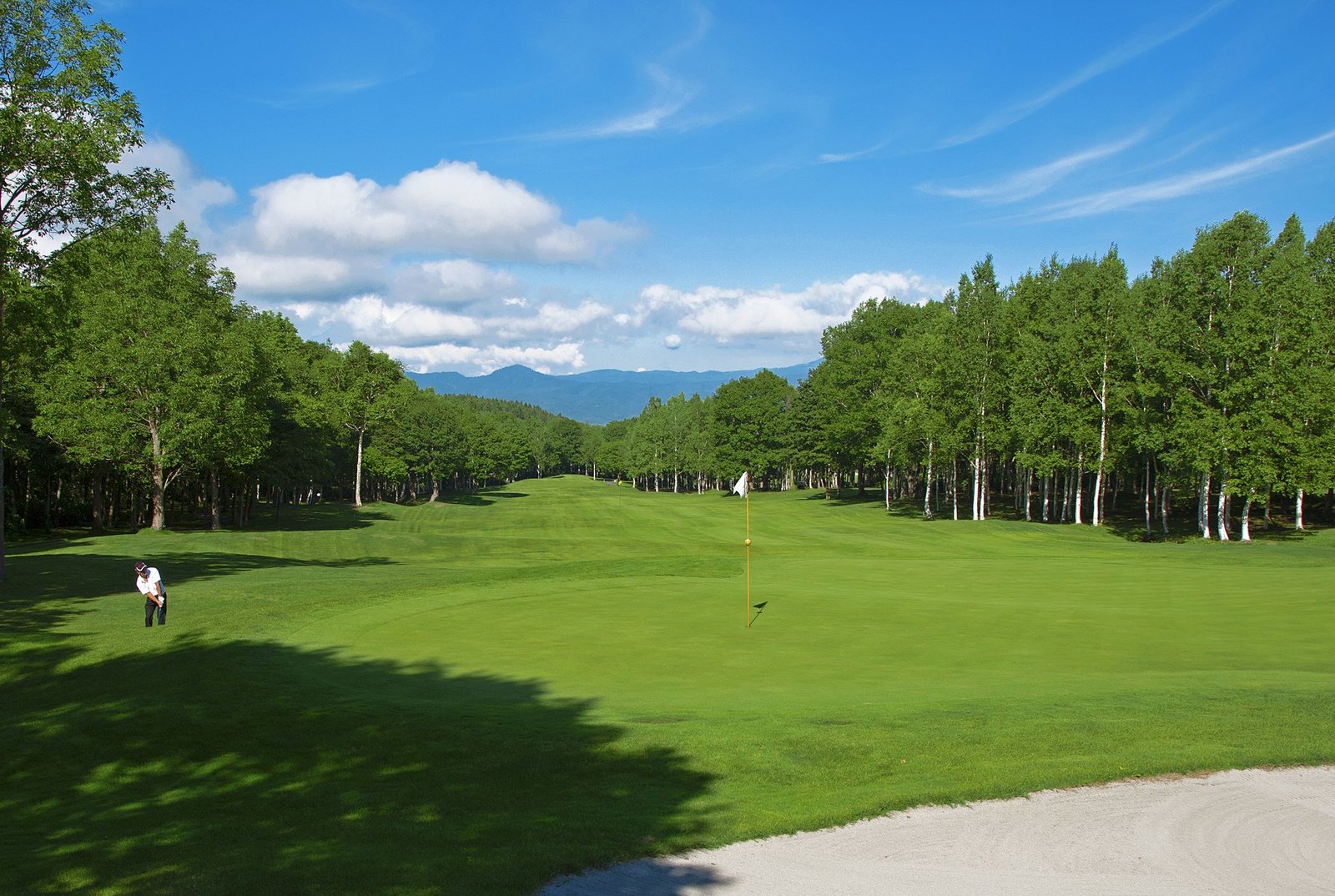 青空の広がるニセコ花園ゴルフ場