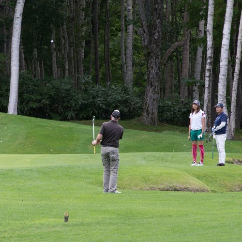 ニセコのハナゾノゴルフ場でプレイする男女