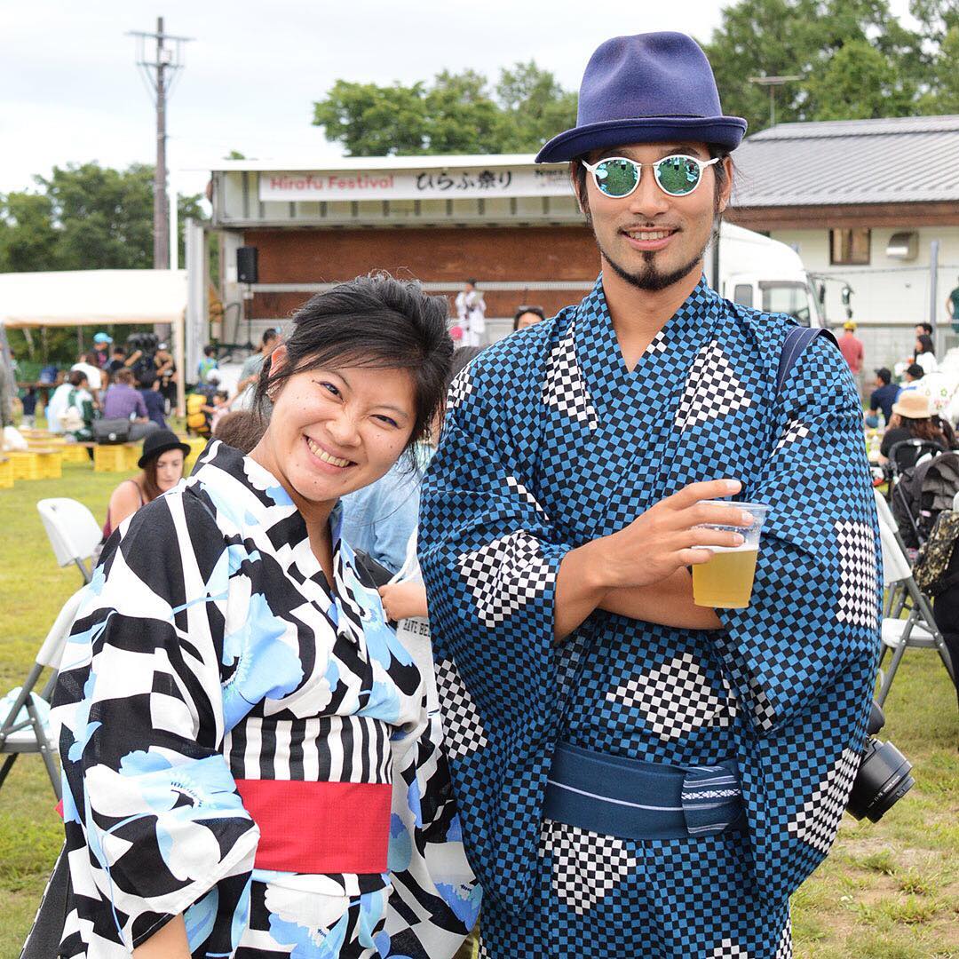 浴衣姿でほほ笑む男女