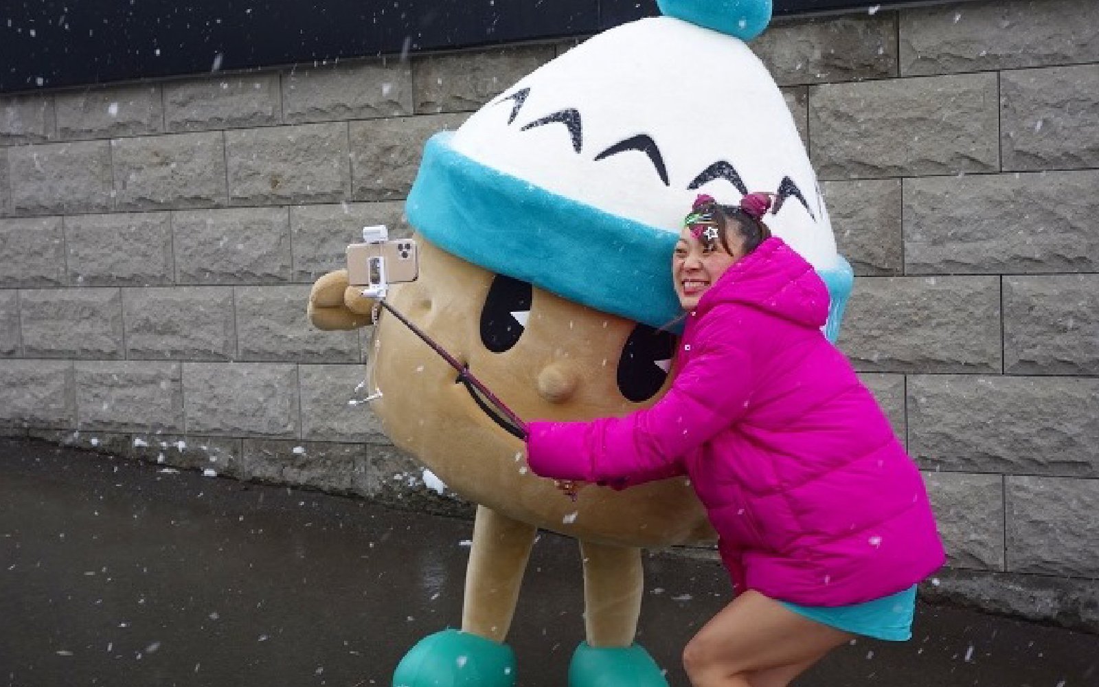 jagatakun taking a selfie