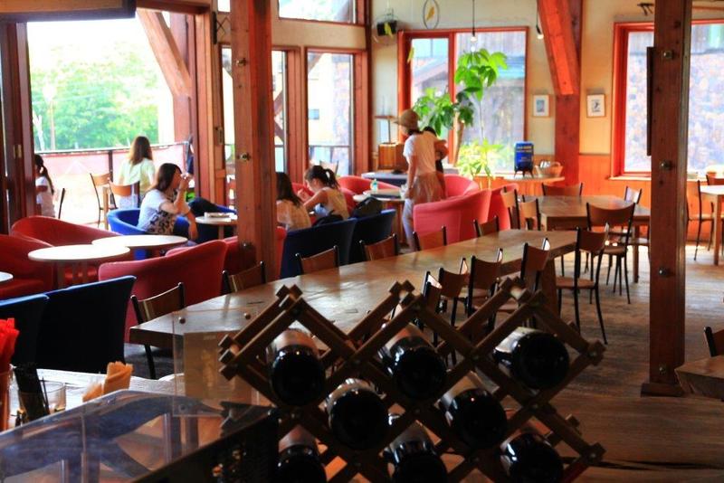 明るいニセコのジョジョズカフェの店内