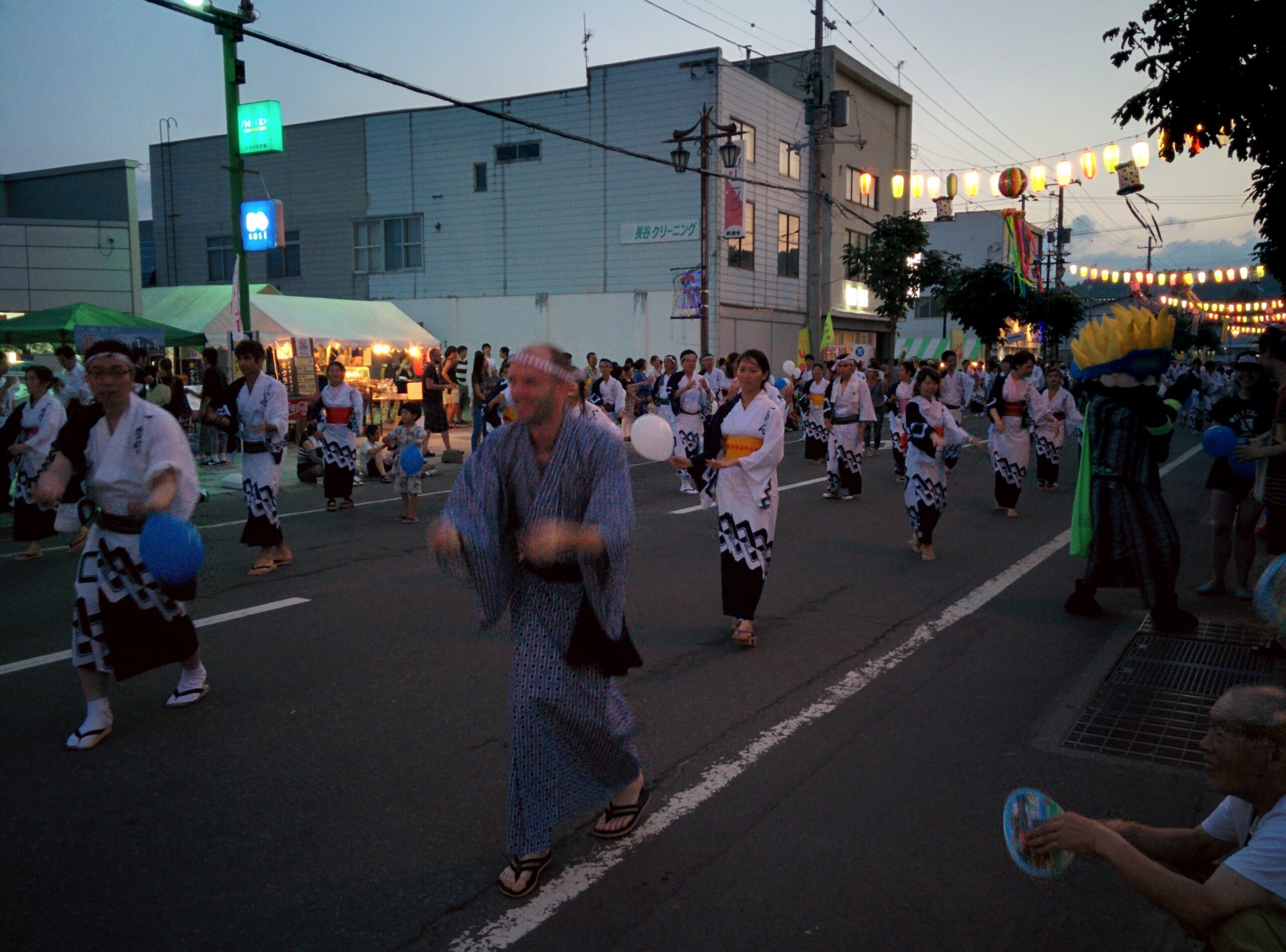 倶知安じゃが祭りで踊る人々