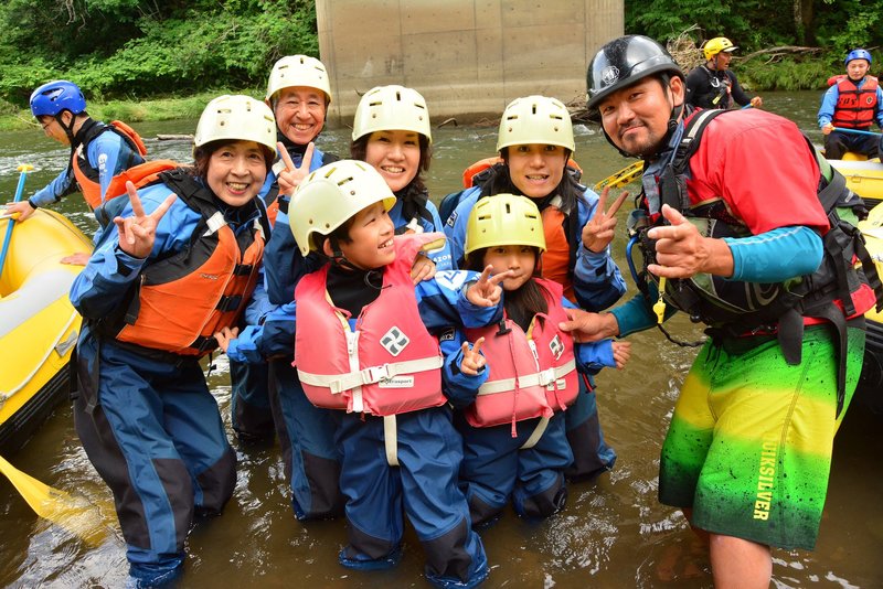 ニセコで3世代一緒にラフティングを楽しむ人々