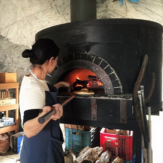 グリーンファームの石釜で手作りピザを焼く
