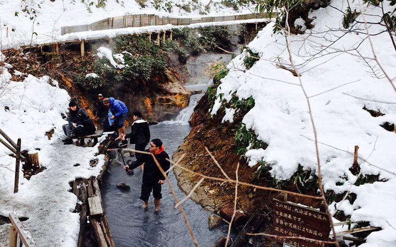 oyunumagawa foot bath jigokudani hell valley
