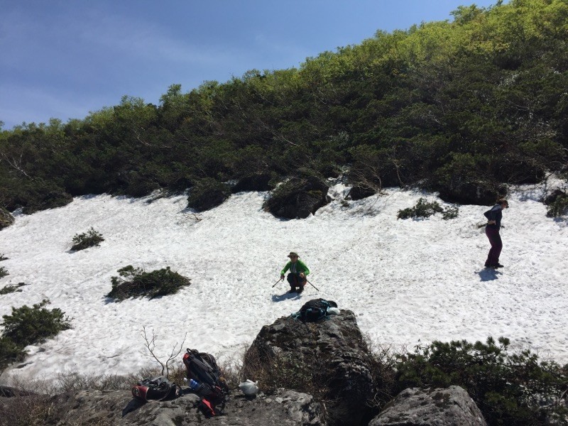 夏のシャクナゲ沼のほとりに残る残雪で尻すべり