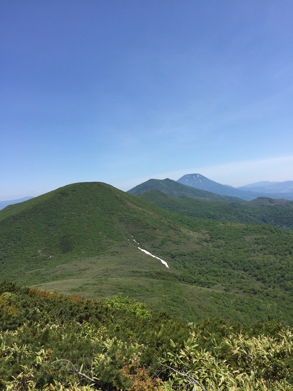 シャクナゲ岳山頂から見るチセヌプリ、アンヌプリ、羊蹄山