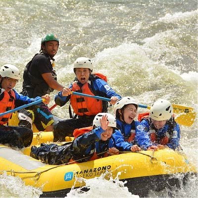 ラフティングを楽しむ家族