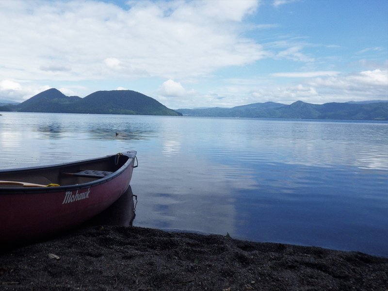 洞爺湖畔に佇むカヌー